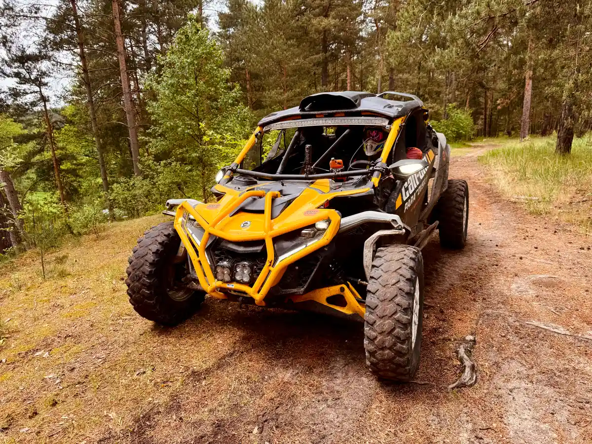 Maverick R jadący w terenie